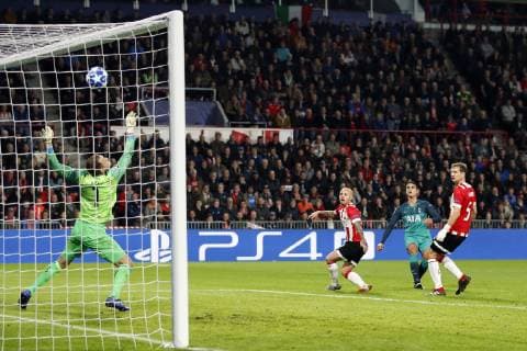 (l-r) PSV goalkeeper Jeroen Zoet, Nicolas Isimat-Mirin of PSV, Erik Lamela of Tottenham Hotspur FC, Daniel Schwaab of PSV during the UEFA Champions League group C match between PSV Eindhoven and Tottenham Hotspur FC at the Phillips stadium on October 24, 2018 in Eindhoven, The Netherlands UEFA Champions League 2018 2019 xVIxVIxImagesx xMauricexvanxSteenxIVx 12548949