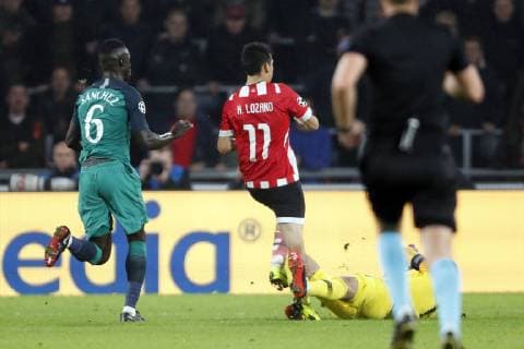 (l-r) Davinson Sanchez of Tottenham Hotspur FC, Hirving Lozano of PSV, Tottenham Hotspur FC goalkeeper Hugo Lloris during the UEFA Champions League group C match between PSV Eindhoven and Tottenham Hotspur FC at the Phillips stadium on October 24, 2018 in Eindhoven, The Netherlands UEFA Champions League 2018 2019 xVIxVIxImagesx xMauricexvanxSteenxIVx 12549005