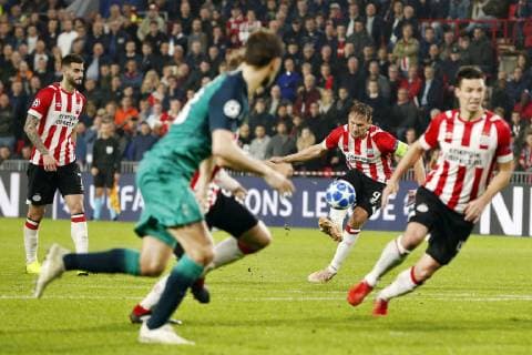 EINDHOVEN, Philips Stadium , 24-10-20-18, football, season 2018 2019 , Football Champions League , PSV - Tottenham Hotspur . PSV forwarder Luuk de Jong placing free kick during the game PSV - Tottenham Hotspur . PSV - Tottenham Hotspur  x2564114x