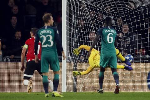 Sport Bilder des Tages (l-r) Luuk de Jong of PSV, Christian Eriksen of Tottenham Hotspur FC, Davinson Sanchez of Tottenham Hotspur FC, Tottenham Hotspur FC goalkeeper Michel Vorm during the UEFA Champions League group C match between PSV Eindhoven and Tottenham Hotspur FC at the Phillips stadium on October 24, 2018 in Eindhoven, The Netherlands UEFA Champions League 2018 2019 xVIxVIxImagesx xMauricexvanxSteenxIVx 12549028