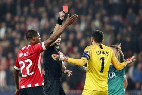 Sport Bilder des Tages EINDHOVEN, Philips Stadium , 24-10-20-18, football, season 2018 2019 , Football Champions League , PSV - Tottenham Hotspur . Tottenham Hotspur goalkeeper Hugo Lloris (R) receives red card during the game PSV - Tottenham Hotspur . PSV - Tottenham Hotspur  x2564255x