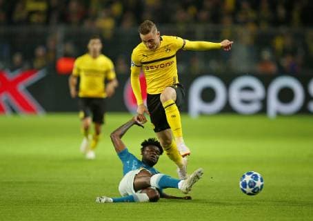 24.10.2018, Fussball UEFA Champions League 2018 2019, Gruppenphase, 3.Spieltag, Borussia Dortmund - Atletico Madrid, im Signal-Iduna-Park Dortmund. (L-R) Thomas Partey (Atletico Madrid) gegen Jacob Bruun Larsen (Dortmund)