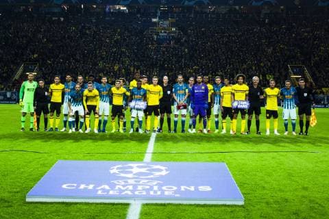 GER, UEFA CL, Borussia Dortmund vs Atletico Madrid 24.10.2018, Signal Iduna Park, Dortmund, GER, UEFA CL, Borussia Dortmund vs Atletico Madrid, UEFA REGULATIONS PROHIBIT ANY USE OF PHOTOGRAPHS AS IMAGE SEQUENCES AND OR QUASI-VIDEO im Bild picture shows: die Mannschaften von Atletico Madrid und Borussia Dortmund präsentieren sich gemeinsam vor dem Spiel,