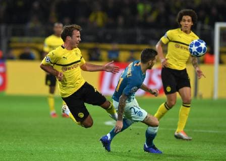 24.10.2018, Fussball, UEFA Champions League, Saison 2018 2019, Vorrunde, 3. Spieltag, Borussia Dortmund - Atletico Madrid, Mario Goetze, Mario Götze (Borussia Dortmund), li., gegen Lucas Hernandez (Atletico Madrid)