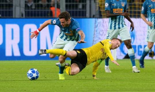 Fussball, UEFA Champions League, Herren, Saison 2018 2019, Gruppe A, 3. Spieltag, Signal Iduna Park Dortmund, Bor. Dortmund (gelb) - Atletico Madrid (blau); Marco Reus (BVB), Saul Niguez (ATM). Aktion UEFA REGULATIONS PROHIBIT ANY USE OF PHOTOGRAPHS AS IMAGE SEQUENCES AND OR QUASI-VIDEO.