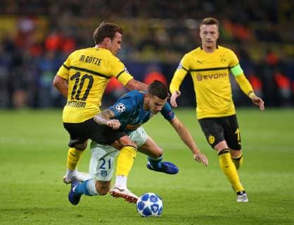 24.10.2018, Fussball UEFA Champions League 2018 2019, Gruppenphase, 3.Spieltag, Borussia Dortmund - Atletico Madrid, im Signal-Iduna-Park Dortmund. (L-R) Mario Götze (Dortmund) gegen Lucas Hernandez (Atletico Madrid), Marco Reus (Dortmund)