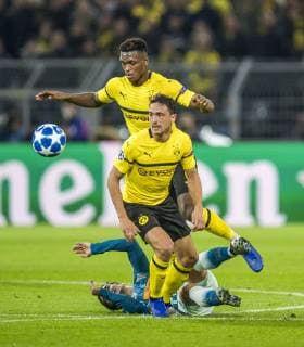 Fußball: UEFA Champions League, CL, Saison 2018 2019, 3. Spieltag, Borussia Dortmund - Athletico Madrid in Dortmund (Nordrhein-Westfalen). Dortmunds Dan-Axel Zagadou (l.) und Dortmunds Thomas Delaney zämpfen mit Madrids Antoine Griezmann um den Ball. Copyright: xKirchner DavidxInderliedx