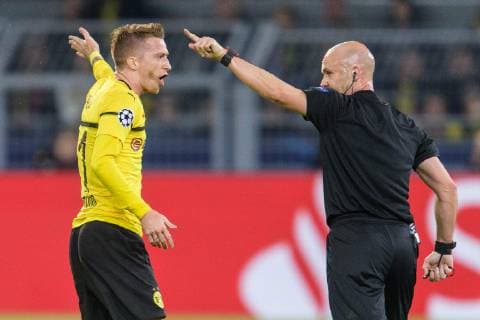 Marco Reus (Borussia Dortmund 11) diskutiert mit Schiedsrichter Anthony Taylor beim Champions League Spiel zwischen Borussia Dortmund und Atletico Madrid am 24.10.2018, Borussia Dortmund vs Atletico Madrid, Champions League, 24.10.2018 Dortmund Copyright: xSchuelerx xEibnerx-xPressefotox EP_EER