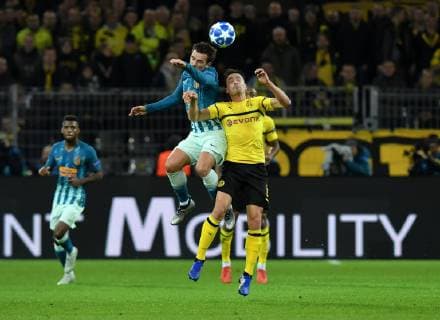 24.10.2018, Fussball, UEFA Champions League, Saison 2018 2019, Vorrunde, 3. Spieltag, Borussia Dortmund - Atletico Madrid, Antoine Griezmann (Atletico Madrid), li., gegen Thomas Delaney (Borussia Dortmund)