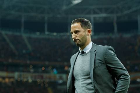 Tuerkei, Istanbul 24.10.2018, UEFA Champions League - 2018 19 Season, Vorrunde, Gruppenphase - Gruppe D - 3. Spieltag, Galatasaray Istanbul - FC Schalke 04, Chef-Trainer Domenico Tedesco (S04) schaut ( DeFodi048