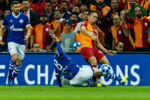 Tuerkei, Istanbul 24.10.2018, UEFA Champions League - 2018 19 Season, Vorrunde, Gruppenphase - Gruppe D - 3. Spieltag, Galatasaray Istanbul - FC Schalke 04, Suat Serdar (S04) und Yuto Nagatomo (GAL) im Zweikampf ( DeFodi048