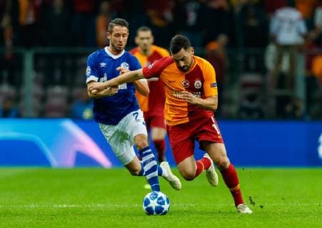 Tuerkei, Istanbul 24.10.2018, UEFA Champions League - 2018 19 Season, Vorrunde, Gruppenphase - Gruppe D - 3. Spieltag, Galatasaray Istanbul - FC Schalke 04, Mark Uth (S04) und Sinan Guemues (GAL) im Zweikampf ( DeFodi048