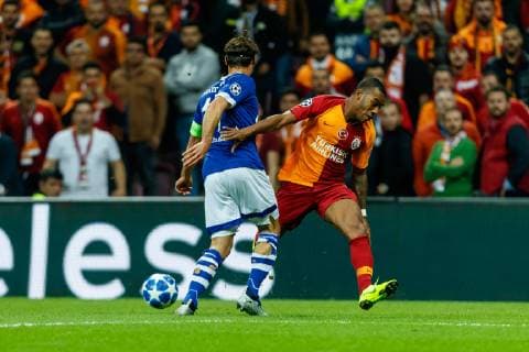 Tuerkei, Istanbul 24.10.2018, UEFA Champions League - 2018 19 Season, Vorrunde, Gruppenphase - Gruppe D - 3. Spieltag, Galatasaray Istanbul - FC Schalke 04, Benjamin Stambouli (S04) und Garry Rodrigues (GAL) im Zweikampf ( DeFodi048