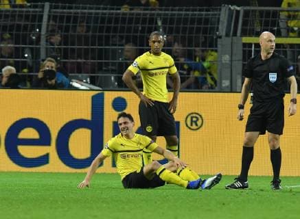 24.10.2018, Fussball, UEFA Champions League, Saison 2018 2019, Vorrunde, 3. Spieltag, Borussia Dortmund - Atletico Madrid, Verletzung Thomas Delaney (Borussia Dortmund), mi.