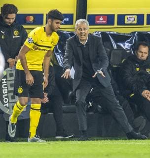 Fußball: UEFA Champions League, CL, Saison 2018 2019, 3. Spieltag, Borussia Dortmund - Athletico Madrid in Dortmund (Nordrhein-Westfalen). Dortmunds Trainer Lucien Favre (r.) gibt Dortmunds Mahmoud Dahoud Anweisungen. Copyright: xKirchner DavidxInderliedx