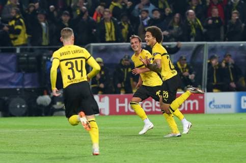 24.10.2018, Fussball UEFA Champions League 2018 2019, Gruppenphase, 3.Spieltag, Borussia Dortmund - Atletico Madrid, im Signal-Iduna-Park Dortmund. Jubel (L-R) Jacob Bruun Larsen (Dortmund), Mario Götze (Dortmund) und Torschütze Axel Witsel (Dortmund) zum Tor zum 1:0