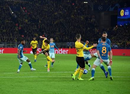 24.10.2018, Fussball, UEFA Champions League, Saison 2018 2019, Vorrunde, 3. Spieltag, Borussia Dortmund - Atletico Madrid, Axel Witsel (Borussia Dortmund), 2. v.li., erzielt mit diesem Schuss das Tor zum 1:0