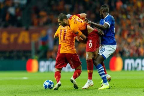Tuerkei, Istanbul 24.10.2018, UEFA Champions League - 2018 19 Season, Vorrunde, Gruppenphase - Gruppe D - 3. Spieltag, Galatasaray Istanbul - FC Schalke 04, Sinan Guemues (GAL), Eren Derdiyok (GAL) und Salif Sane (S04) im Zweikampf ( DeFodi048