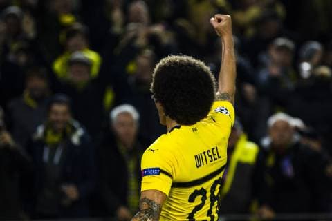 GER, UEFA CL, Borussia Dortmund vs Atletico Madrid 24.10.2018, Signal Iduna Park, Dortmund, GER, UEFA CL, Borussia Dortmund vs Atletico Madrid, UEFA REGULATIONS PROHIBIT ANY USE OF PHOTOGRAPHS AS IMAGE SEQUENCES AND OR QUASI-VIDEO im Bild picture shows: Axel Witsel (Borussia Dortmund 28) trifft zum 1:0 und jubelt vor den Fans,