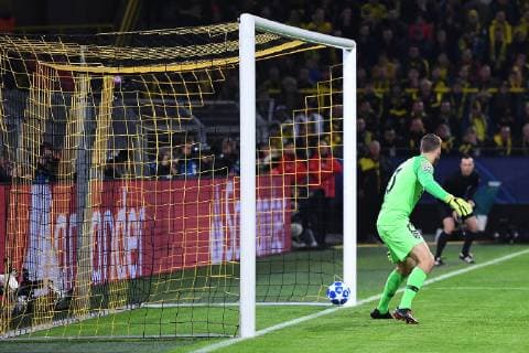 Fußball Champions League Gruppenphase 3. Spieltag Borussia Dortmund - Atletico Madrid am 24.10.2018 im Signal Iduna Park in Dortmund Tor zum 1:0 durch Axel Witsel ( Dortmund ) DFL DFB regulations prohibit any use of photographs as image sequences and or quasi-video.