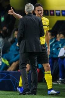 Trainer Lucien Favre (Borussia Dortmund) und Thomas Delaney (Borussia Dortmund 6) nach dessen verletzungsbedingter Auswechselung beim Champions League Spiel zwischen Borussia Dortmund und Atletico Madrid am 24.10.2018, Borussia Dortmund vs Atletico Madrid, Champions League, 24.10.2018 Dortmund Copyright: xSchuelerx xEibnerx-xPressefotox EP_EER