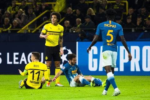 GER, UEFA CL, Borussia Dortmund vs Atletico Madrid 24.10.2018, Signal Iduna Park, Dortmund, GER, UEFA CL, Borussia Dortmund vs Atletico Madrid, UEFA REGULATIONS PROHIBIT ANY USE OF PHOTOGRAPHS AS IMAGE SEQUENCES AND OR QUASI-VIDEO im Bild picture shows: Marco Reus (Borussia Dortmund 11) nach Zusammenstoß mit Saul Niguez (Atletico Madrid 8),