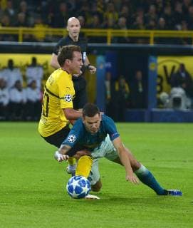 Dortmund, Germany 24.10.2018, UEFA Champions League - 2018 19 Season, Vorrunde, Gruppenphase - Gruppe A - 3. Spieltag, BV Borussia Dortmund - Atletico Madrid, Mario Goetze (BVB) und Lucas Hernandez (Atletico) im zweikampf ( DeFodi521