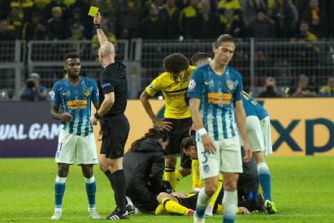 GER, UEFA CL, Borussia Dortmund vs Atletico Madrid 24.10.2018, Signal Iduna Park, Dortmund, GER, UEFA CL, Borussia Dortmund vs Atletico Madrid, UEFA REGULATIONS PROHIBIT ANY USE OF PHOTOGRAPHS AS IMAGE SEQUENCES AND OR QUASI-VIDEO im Bild picture shows: Schiedsrichter Referee Anthony Taylor (ENG) zeigt Thomas Lemar (Atletico Madrid 11) die Gelbe Karte nach Foulspiel an Lukasz Piszczek (Borussia Dortmund 26),