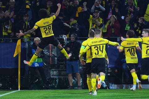 Fußball Champions League Gruppenphase 3. Spieltag Borussia Dortmund - Atletico Madrid am 24.10.2018 im Signal Iduna Park in Dortmund Torjubel zum 1:0 durch Axel Witsel ( Dortmund ) DFL DFB regulations prohibit any use of photographs as image sequences and or quasi-video.