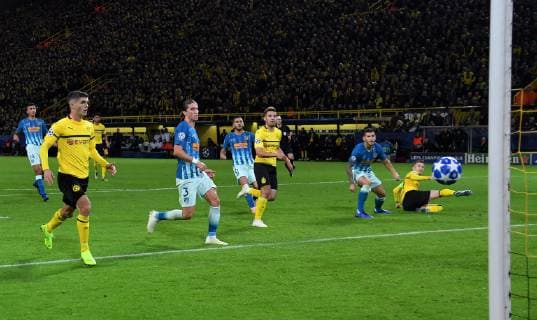 24.10.2018, Fussball, UEFA Champions League, Saison 2018 2019, Vorrunde, 3. Spieltag, Borussia Dortmund - Atletico Madrid, Raphael Guerreiro (Borussia Dortmund), mitte, erzielt das Tor zum 2:0