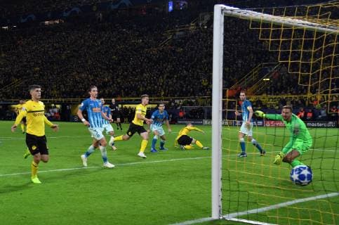 Sport Bilder des Tages 24.10.2018, Fussball, UEFA Champions League, Saison 2018 2019, Vorrunde, 3. Spieltag, Borussia Dortmund - Atletico Madrid, Raphael Guerreiro (Borussia Dortmund), 3.v.li., erzielt das Tor zum 2:0