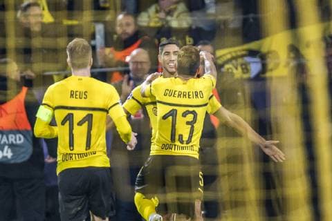 Sport Bilder des Tages Fußball: UEFA Champions League, CL, Saison 2018 2019, 3. Spieltag, Borussia Dortmund - Athletico Madrid in Dortmund (Nordrhein-Westfalen). v.li. Dortmunds Marco Reus, Dortmunds Achraf Hakimi und Dortmunds Torschuetze, Torschütze Raphael Guerreiro jubeln nach dem 2:0. Copyright: xKirchner DavidxInderliedx