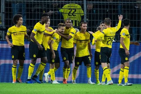 24.10.2018, xkvx, Fussball UEFA Champions League, Borussia Dortmund - Atletico Madrid emspor, v.l. Torjubel, Goal celebration, celebrate the goal zum 2:0 durch Raphael Guerreiro (BVB Borussia Dortmund) mit der Mannschaft (DFL DFB REGULATIONS PROHIBIT ANY USE OF PHOTOGRAPHS as IMAGE SEQUENCES and or QUASI-VIDEO) Dortmund