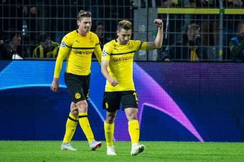 24.10.2018, xkvx, Fussball UEFA Champions League, Borussia Dortmund - Atletico Madrid emspor, v.l. Torjubel, Goal celebration, celebrate the goal zum 2:0 durch Raphael Guerreiro (BVB Borussia Dortmund) mit der Mannschaft (DFL DFB REGULATIONS PROHIBIT ANY USE OF PHOTOGRAPHS as IMAGE SEQUENCES and or QUASI-VIDEO) Dortmund