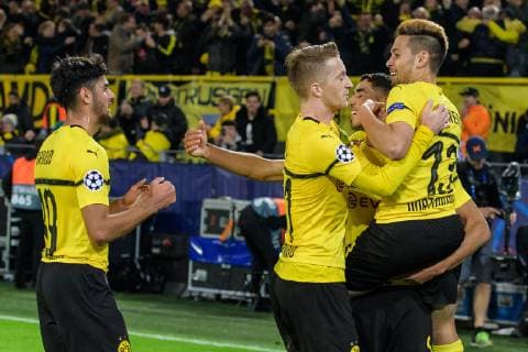 l-r: Mahmoud Dahoud (Borussia Dortmund 19), Marco Reus (Borussia Dortmund 11), Achraf Hakimi (Borussia Dortmund 5) und Raphael Guerreiro (Borussia Dortmund 13) beim Torjubel nach dem Treffer zum 2:0 beim Champions League Spiel zwischen Borussia Dortmund und Atletico Madrid am 24.10.2018, Borussia Dortmund vs Atletico Madrid, Champions League, 24.10.2018 Dortmund Copyright: xSchuelerx xEibnerx-xPressefotox EP_EER