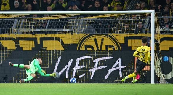 24.10.2018, Fussball UEFA Champions League 2018 2019, Gruppenphase, 3.Spieltag, Borussia Dortmund - Atletico Madrid, im Signal-Iduna-Park Dortmund. Tor zum 3:0, (L-R) Torwart Jan Oblak (Atletico Madrid) gegen Torschütze Jadon Sancho (Dortmund)