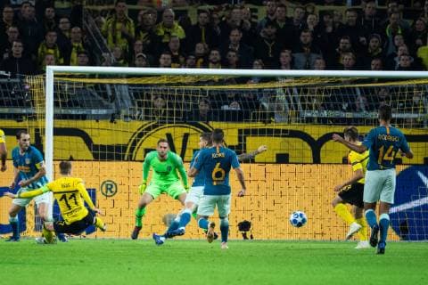 24.10.2018, xkvx, Fussball UEFA Champions League, Borussia Dortmund - Atletico Madrid emspor, v.l. Goal scored, Tor zum 2:0 durch Raphael Guerreiro (BVB Borussia Dortmund) (DFL DFB REGULATIONS PROHIBIT ANY USE OF PHOTOGRAPHS as IMAGE SEQUENCES and or QUASI-VIDEO) Dortmund
