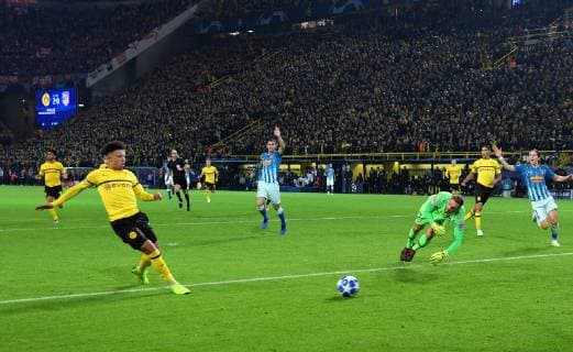 24.10.2018, Fussball, UEFA Champions League, Saison 2018 2019, Vorrunde, 3. Spieltag, Borussia Dortmund - Atletico Madrid, Jadon Sancho (Borussia Dortmund), li., erzielt das Tor zum 3:0