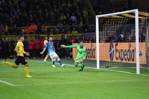 Fußball Champions League Gruppenphase 3. Spieltag Borussia Dortmund - Atletico Madrid am 24.10.2018 im Signal Iduna Park in Dortmund Tor zum 2:0 durch Raphael Guerreino ( Dortmund ) DFL DFB regulations prohibit any use of photographs as image sequences and or quasi-video.