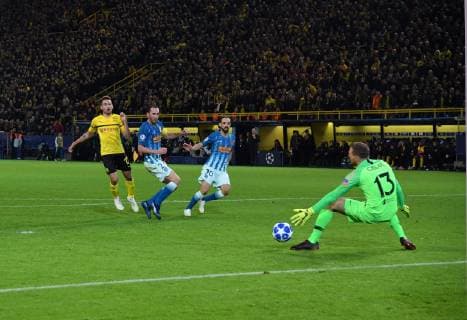24.10.2018, Fussball, UEFA Champions League, Saison 2018 2019, Vorrunde, 3. Spieltag, Borussia Dortmund - Atletico Madrid, Raphael Guerreiro (Borussia Dortmund), li., erzielt das Tor zum 4:0