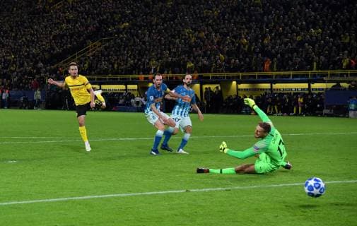 Sport Bilder des Tages 24.10.2018, Fussball, UEFA Champions League, Saison 2018 2019, Vorrunde, 3. Spieltag, Borussia Dortmund - Atletico Madrid, Raphael Guerreiro (Borussia Dortmund), li., erzielt das Tor zum 4:0