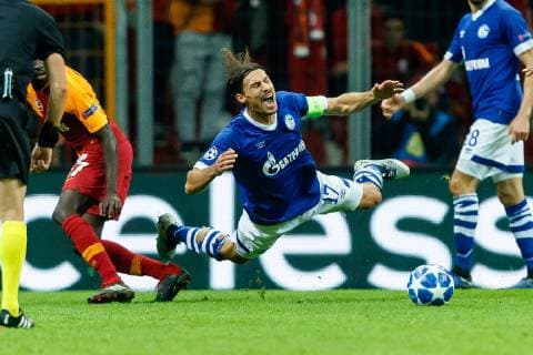 Sport Bilder des Tages Tuerkei, Istanbul 24.10.2018, UEFA Champions League - 2018 19 Season, Vorrunde, Gruppenphase - Gruppe D - 3. Spieltag, Galatasaray Istanbul - FC Schalke 04, Benjamin Stambouli (S04) und Badou Ndiaye (GAL) im Zweikampf ( DeFodi048