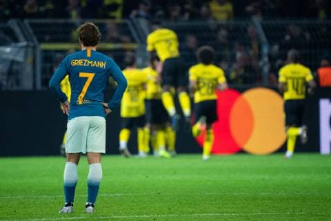 Sport Themen der Woche KW43 Sport Bilder des Tages 24.10.2018, xkvx, Fussball UEFA Champions League, Borussia Dortmund - Atletico Madrid emspor, v.l. Torjubel, Goal celebration, celebrate the goal zum 4:0 durch Raphael Guerreiro (BVB Borussia Dortmund) mit der Mannschaft (DFL DFB REGULATIONS PROHIBIT ANY USE OF PHOTOGRAPHS as IMAGE SEQUENCES and or QUASI-VIDEO) Dortmund