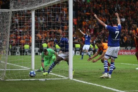 Sport Bilder des Tages 24.10.2018, Fussball, Saison 2018 2019, Champions League, 3. Spieltag - Galatasaray Istanbul - FC Schalke 04 Breel EMBOLO (FC Schalke 04) erzielt ein Abseitstor Istanbul Türk Telekom Stadyumu Türkei