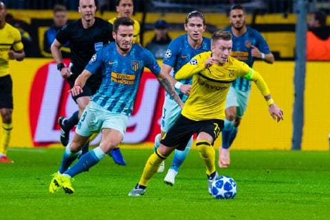 Fußball Champions League Gruppenphase 3. Spieltag Borussia Dortmund - Atletico Madrid am 24.10.2018 im Signal Iduna Park in Dortmund Saul Niguez ( Madrid ), links - Marco Reus ( Dortmund ), rechts DFL Regulations prohibit any use of photographs as image sequences and or quasi video.