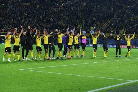Fußball Champions League Gruppenphase 3. Spieltag Borussia Dortmund - Atletico Madrid am 24.10.2018 im Signal Iduna Park in Dortmund Dortmunder Spieler feiern mit ihren Spielern den Heimsieg DFL DFB regulations prohibit any use of photographs as image sequences and or quasi-video.