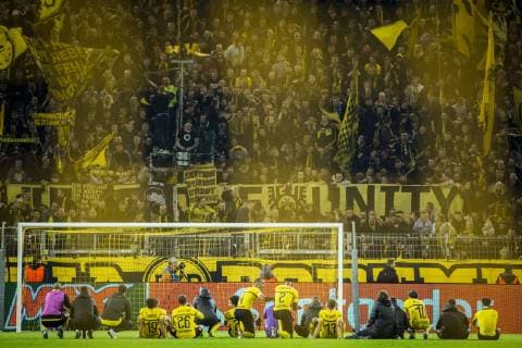 GER, UEFA CL, Borussia Dortmund vs Atletico Madrid 24.10.2018, Signal Iduna Park, Dortmund, GER, UEFA CL, Borussia Dortmund vs Atletico Madrid, UEFA REGULATIONS PROHIBIT ANY USE OF PHOTOGRAPHS AS IMAGE SEQUENCES AND OR QUASI-VIDEO im Bild picture shows: die Profis des BVB jubeln und lassen sich vor der Südtribüne Gelbe Wand feiern,