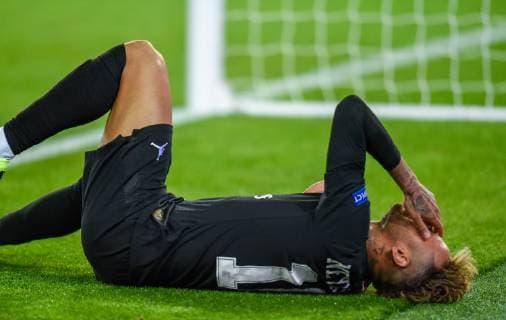 Blessure de Neymar Jr ( PSG ) FOOTBALL : Paris Saint Germain vs Naples - Ligue des Champions - Paris - 24 10 2018 FedericoPestellini Panoramic 