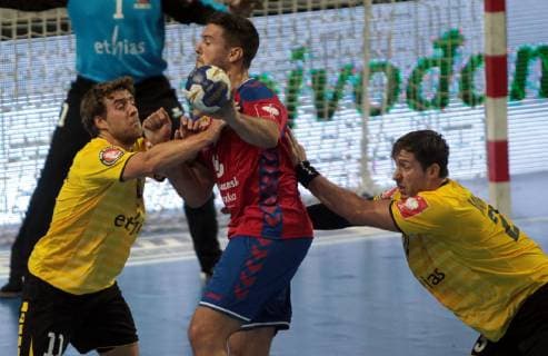24.10.2018 Zrenjanin Serbia-Belgium EHF European qualifiers men s handball Milos Orbovic(c) Serbia stopped between Tom Robyns(L),Yves Vancosen(r) Belgium : 