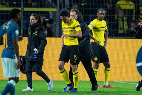 24.10.2018, xkvx, Fussball UEFA Champions League, Borussia Dortmund - Atletico Madrid emspor, v.l. Thomas Delaney (BVB Borussia Dortmund) muss behandelt werden Verletzung (DFL DFB REGULATIONS PROHIBIT ANY USE OF PHOTOGRAPHS as IMAGE SEQUENCES and or QUASI-VIDEO) Dortmund